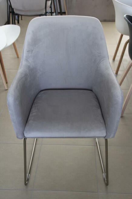 Krzesło Isla z aksamitu z podłokietnikami