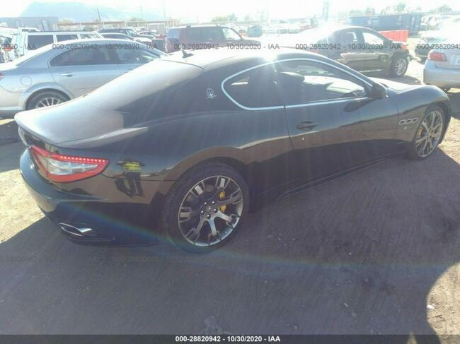 Maserati GranTurismo 2010, 4.7L, lekko uszkodzony bok