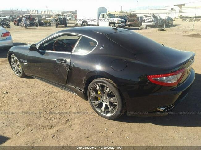 Maserati GranTurismo 2010, 4.7L, lekko uszkodzony bok