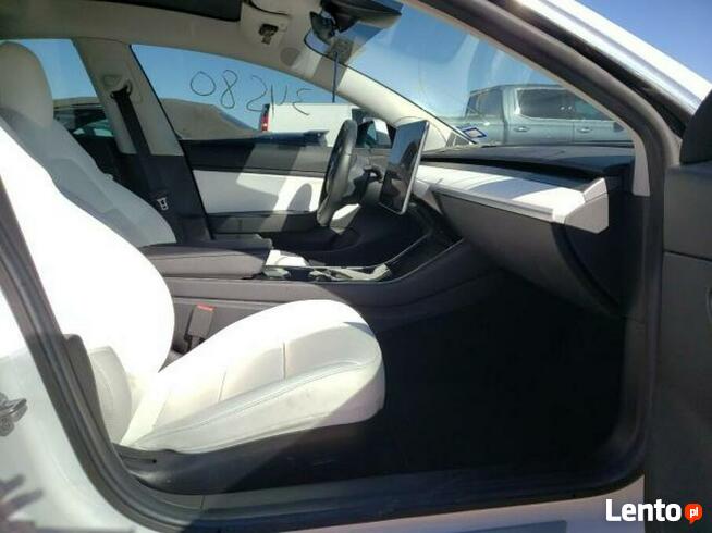 MODEL 3, 2019, lekko uszkodzony tył