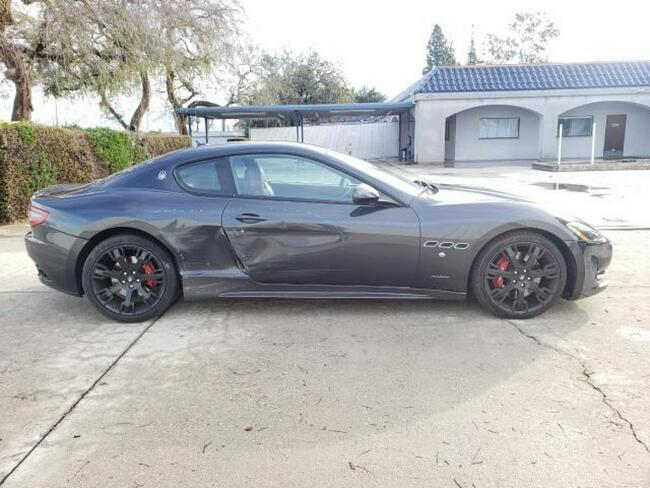 Maserati GranTurismo 2014, 4.7L, uszkodzony bok
