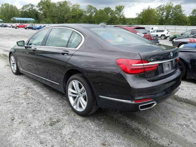 BMW 750 2017, 4.4L, 4x4, porysowany lakier