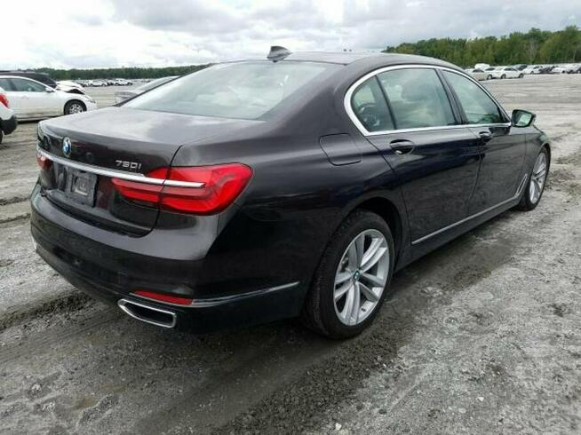 BMW 750 2017, 4.4L, 4x4, porysowany lakier