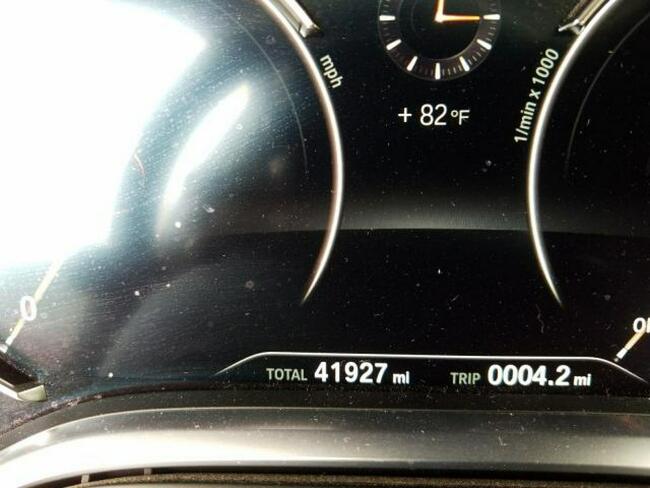 BMW 750 2017, 4.4L, 4x4, porysowany lakier