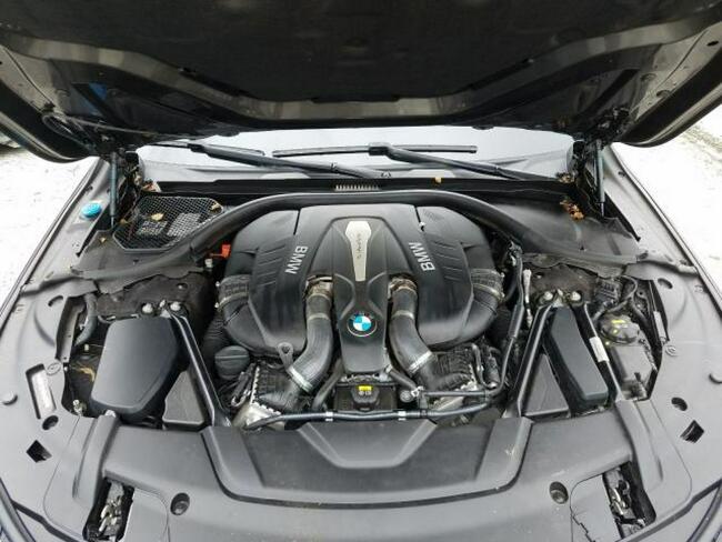 BMW 750 2017, 4.4L, 4x4, porysowany lakier