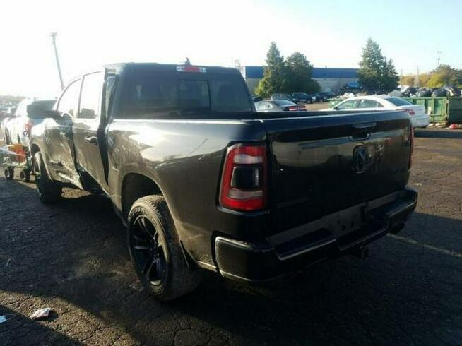 RAM 1500 2020, 5.7L, 4x4, uszkodzony bok