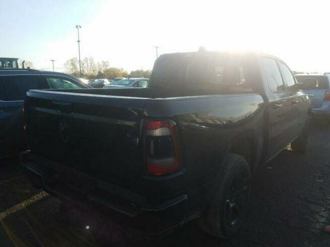 RAM 1500 2020, 5.7L, 4x4, uszkodzony bok
