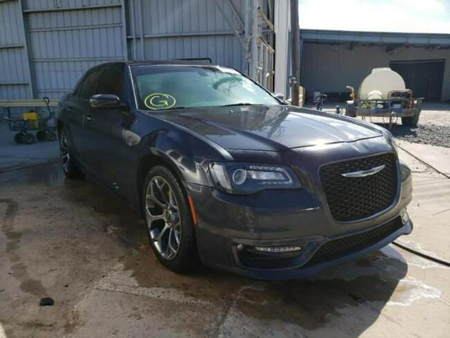 Chrysler 300C 2018, 3.6L, porysowany lakier