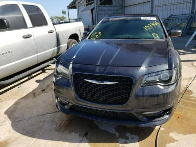 Chrysler 300C 2018, 3.6L, porysowany lakier