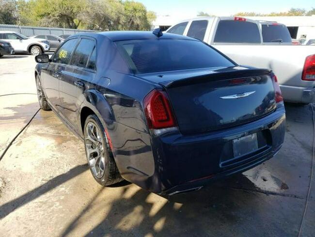 Chrysler 300C 2018, 3.6L, porysowany lakier