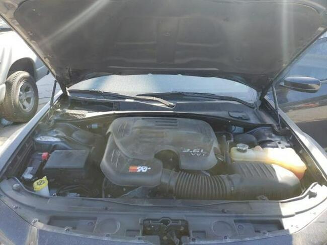 Chrysler 300C 2018, 3.6L, porysowany lakier