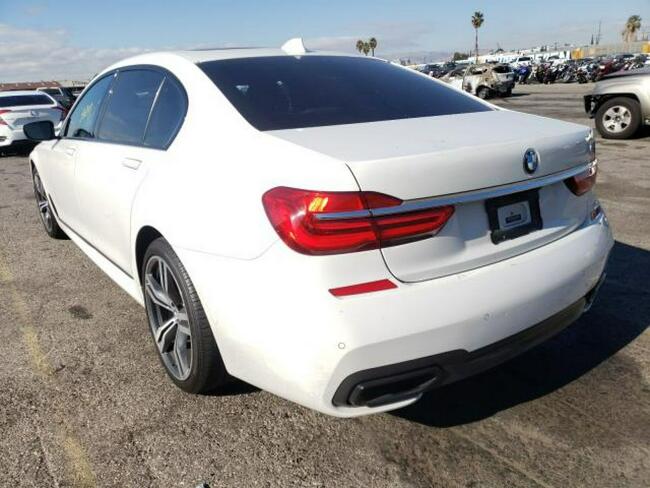 BMW 740 2016, 3.0L, porysowany lakier