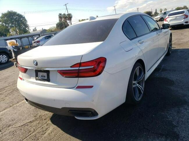 BMW 740 2016, 3.0L, porysowany lakier