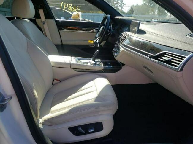 BMW 740 2016, 3.0L, porysowany lakier