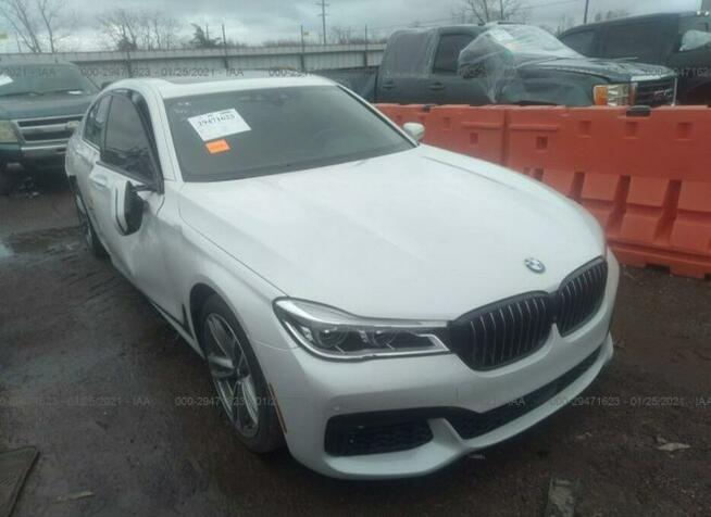 BMW 750 2017, 4.4L, uszkodzony bok