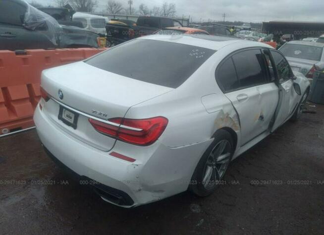 BMW 750 2017, 4.4L, uszkodzony bok