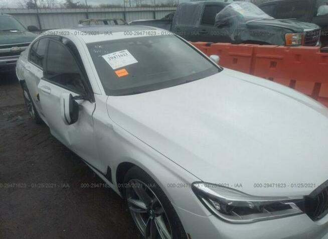 BMW 750 2017, 4.4L, uszkodzony bok