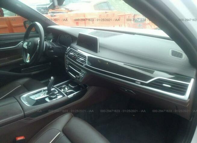 BMW 750 2017, 4.4L, uszkodzony bok