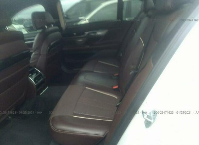 BMW 750 2017, 4.4L, uszkodzony bok