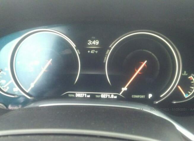 BMW 750 2017, 4.4L, uszkodzony bok