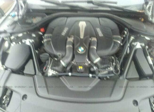 BMW 750 2017, 4.4L, uszkodzony bok