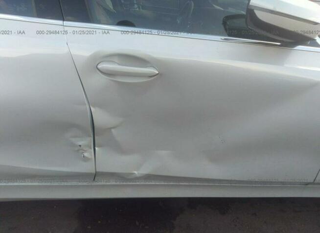 BMW 330 2020, 2.0L, 4x4, uszkodzony bok