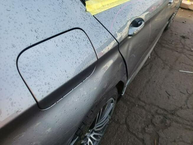 BMW 540 2017, 3.0L, 4x4, uszkodzony bok