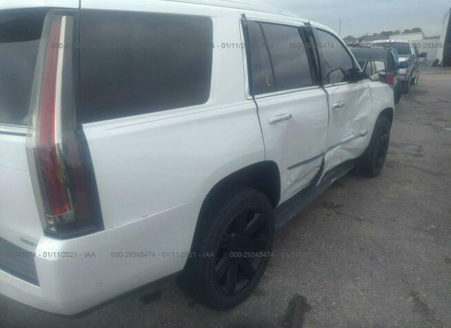 Cadillac Escalade 2017, 6.2L, uszkodzony bok