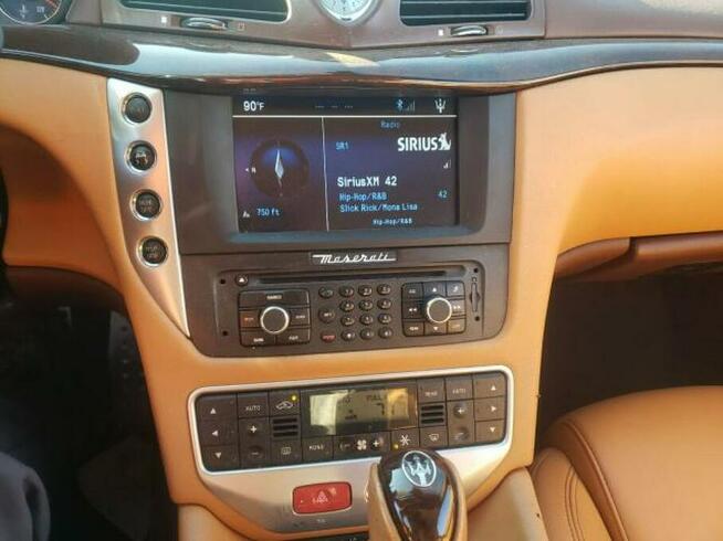 Maserati GranTurismo 2010, 4.7L, uszkodzone koło