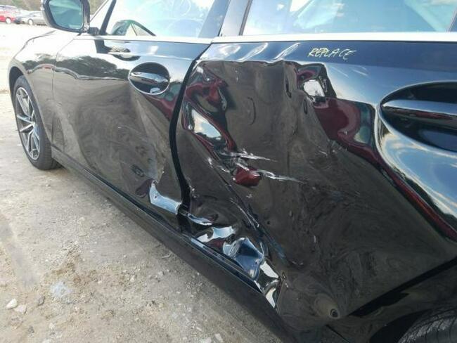 BMW 330 2020, 2.0L, 4x4, uszkodzony bok