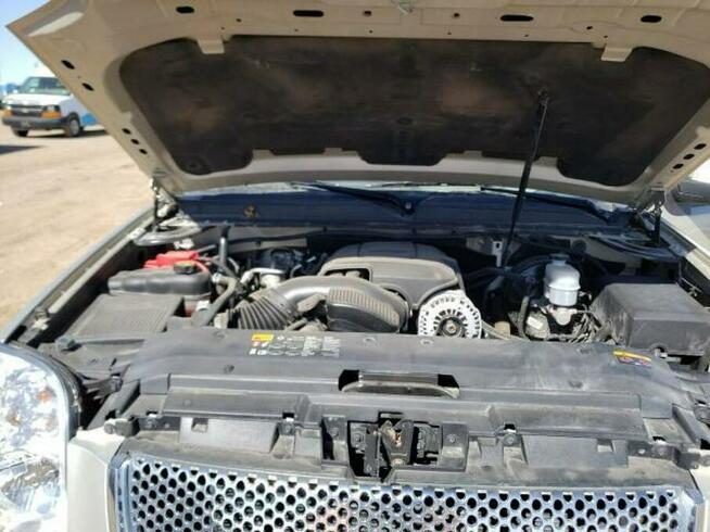 GMC Yukon 2013, 6.2L, 4x4, porysowany
