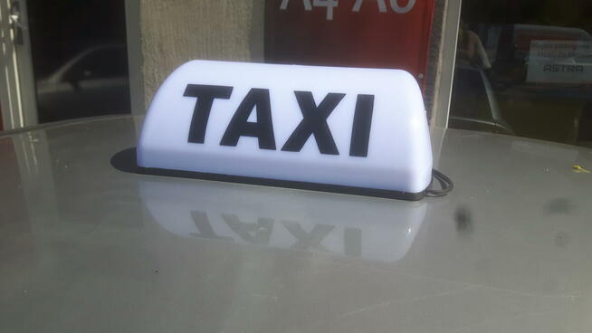 KOGUT taxi szpakówka gapa na magnesie biały żółty LED Kraków
