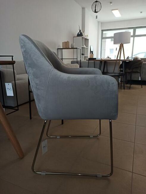 Krzesło Isla z aksamitu z podłokietnikami