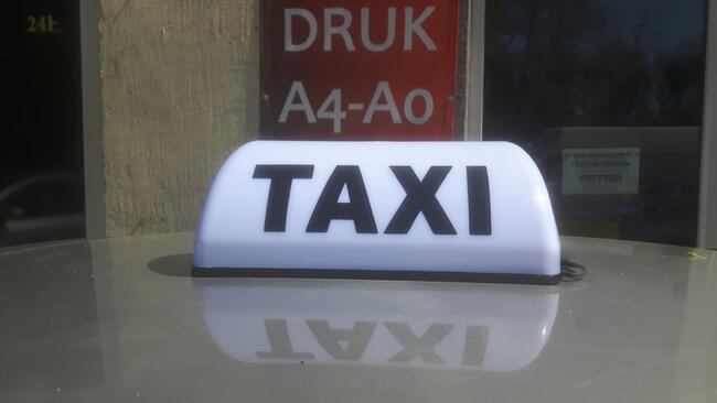 KOGUT taxi szpakówka gapa na magnesie biały żółty LED Kraków