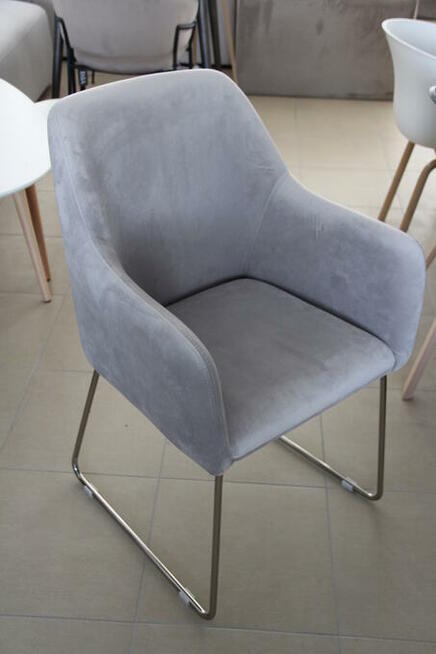 Krzesło Isla z aksamitu z podłokietnikami