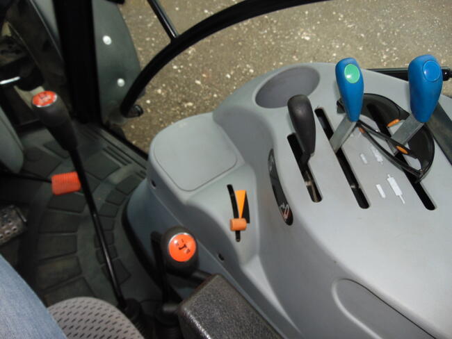 Ciągnik rolniczy NEW HOLLAND TD5-105