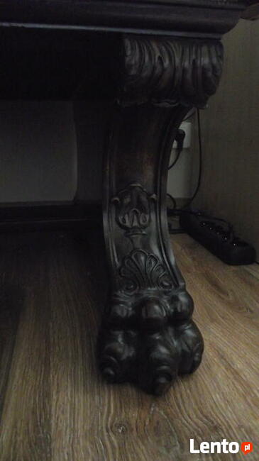 Elegancko zdobione biurko