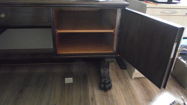 Elegancko zdobione biurko