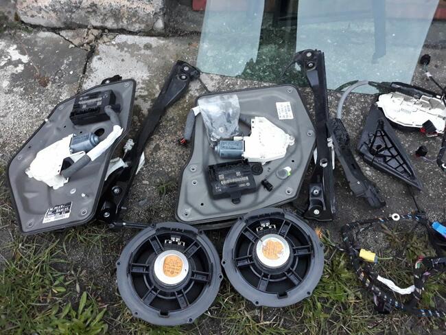 Kompletne drzwi prawa strona, przód, tył Skoda Superb II