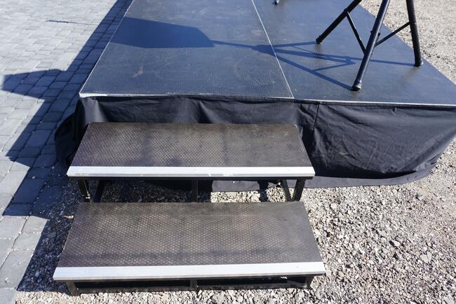 Scena podest sceniczny nagłośnienie światło mikrofon