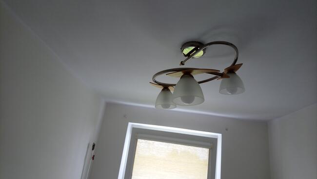 Sprzedam trzypunktowa lamę sufitową. Kolor srebrny chrom.
