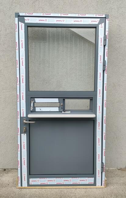 Drzwi z oknem podawczym do kuchni szkoły biura stołówki