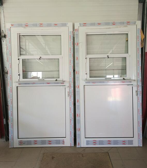 Drzwi z oknem podawczym do kuchni szkoły biura stołówki