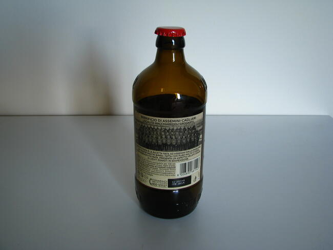 Butelka po włoskim piwie Ichnusa z kapslem