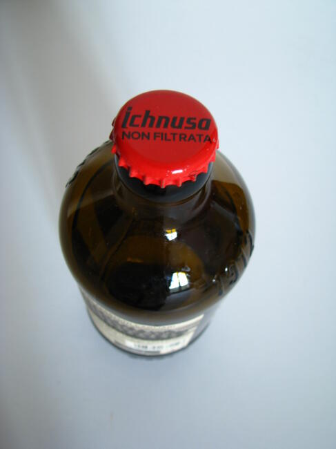 Butelka po włoskim piwie Ichnusa z kapslem