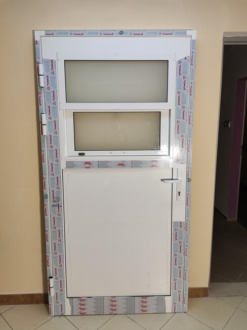 Drzwi z oknem podnoszonym parapetem zawiasami wrebowymi