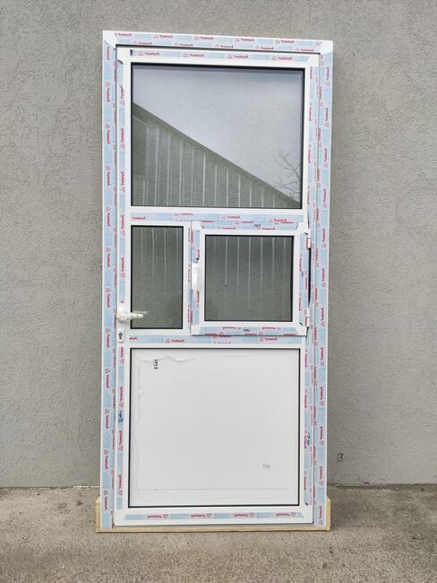 Drzwi z oknem podawczym do kuchni szkoły biura stołówki