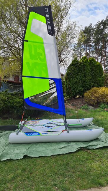 Czarter dmuchanego katamaranu Minicat Guppy