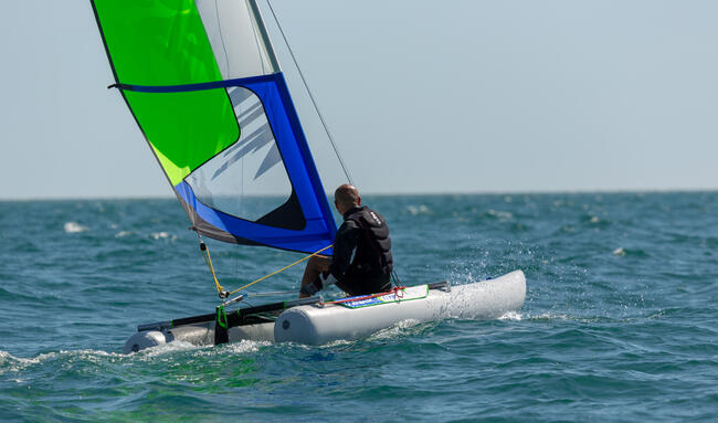 Czarter dmuchanego katamaranu Minicat Guppy