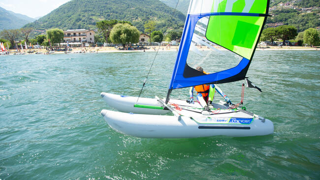 Czarter dmuchanego katamaranu Minicat Guppy